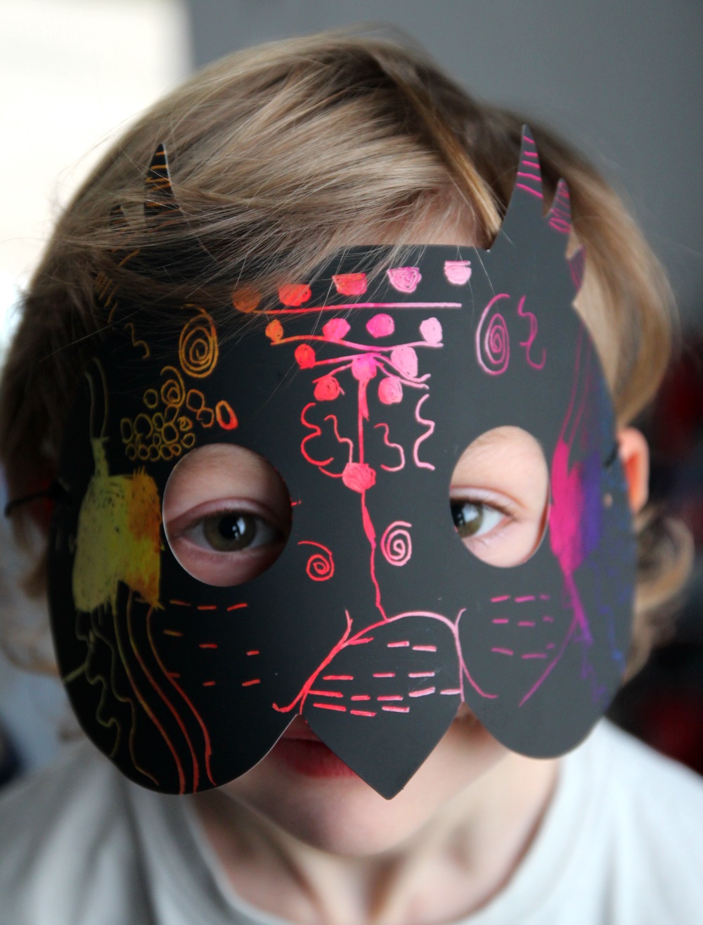 BOFUNX 24 Pièces Masques à Gratter Scratch Art - Masques DIY Enfants Et Adultes Avec Bâton Pour Fêtes Et Carnaval